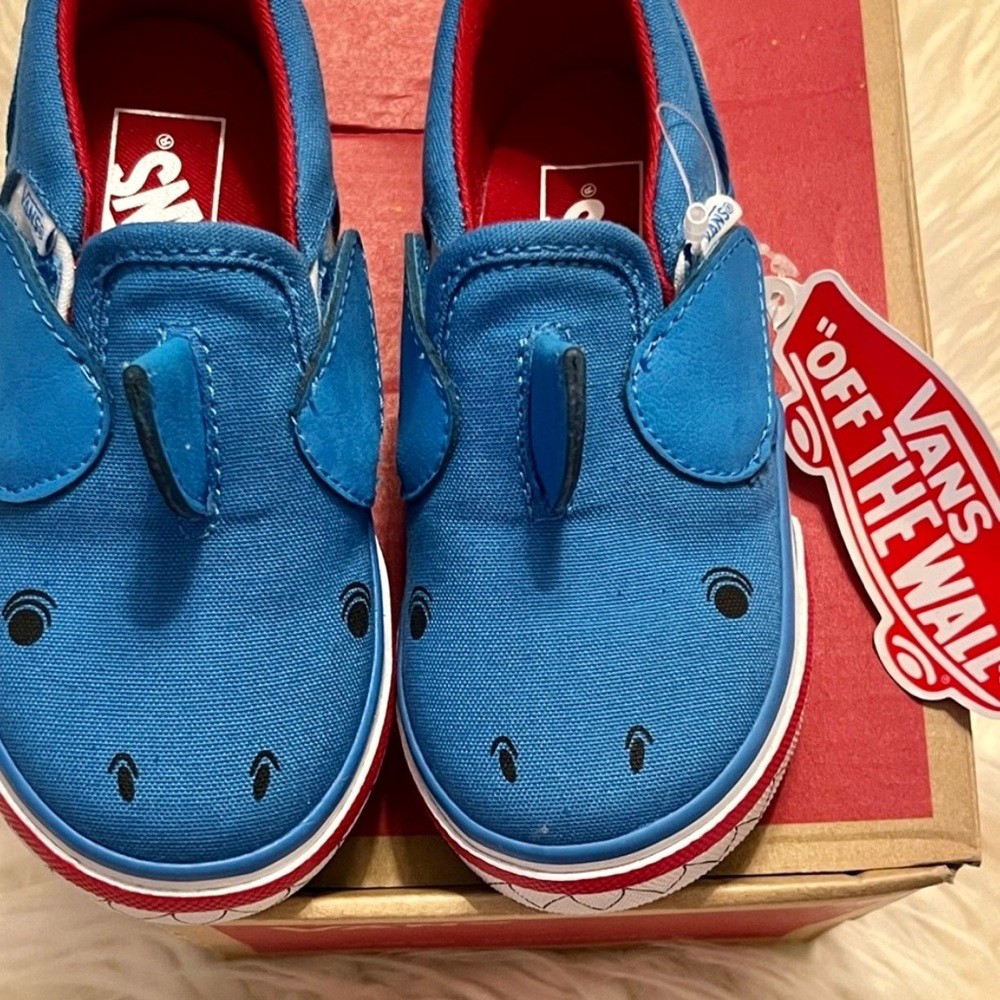 Vans Asher V shark slip on shoes